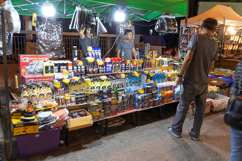 ファッション関連や雑貨、なかにはマッサージを行なうショップもある