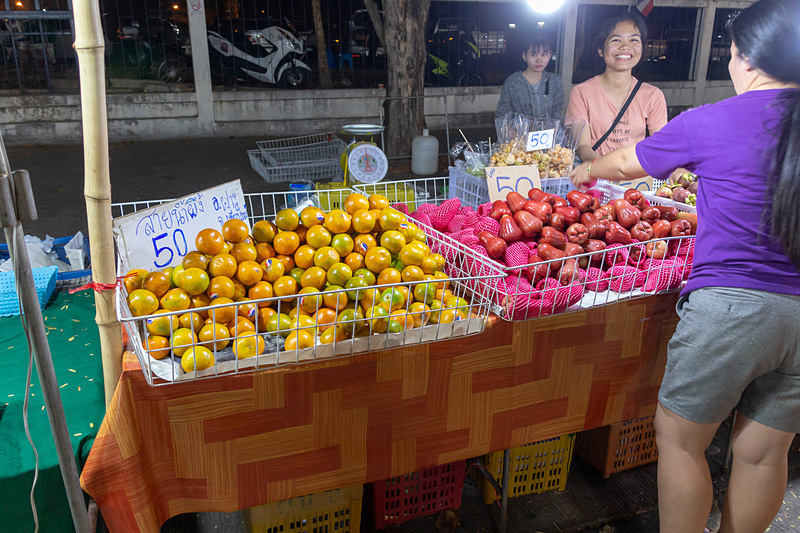 地元の食材を使った日本では見かけない食べ物に出会えるのもナイトマーケットの魅力。美味しそうなものから、タイでも人気の寿司も売っていた（試す勇気はなかったが）。また、ネーミングセンスに卒倒しそうなアイスクリーム屋など、とにかくおもしろい発見がある