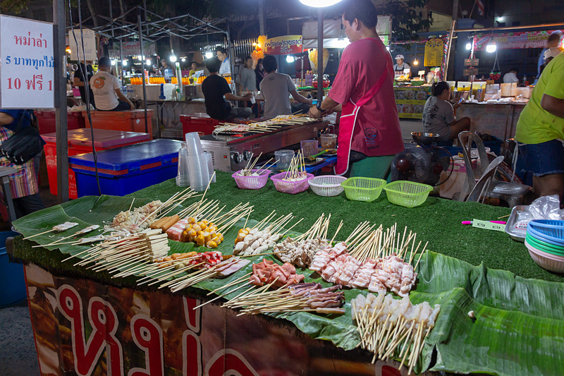 地元の食材を使った日本では見かけない食べ物に出会えるのもナイトマーケットの魅力。美味しそうなものから、タイでも人気の寿司も売っていた（試す勇気はなかったが）。また、ネーミングセンスに卒倒しそうなアイスクリーム屋など、とにかくおもしろい発見がある