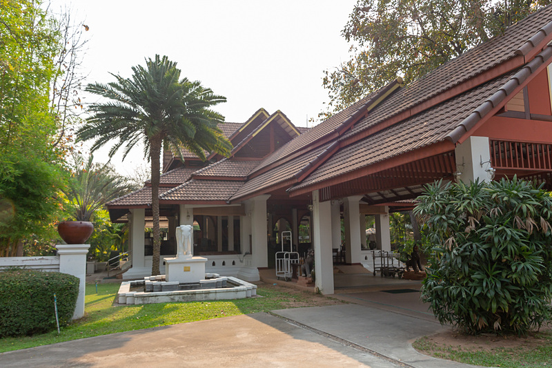 とても空港の隣にあるとは思えない落ち着いた雰囲気のホテル。中庭にはプールがあり、MICEに使える会議場やウェディングホールも備えている