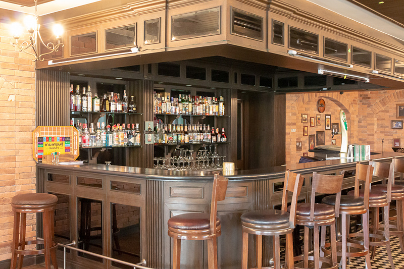 レストランからカウンターを備えたバーに、女性に好まれそうなベーカリーもある