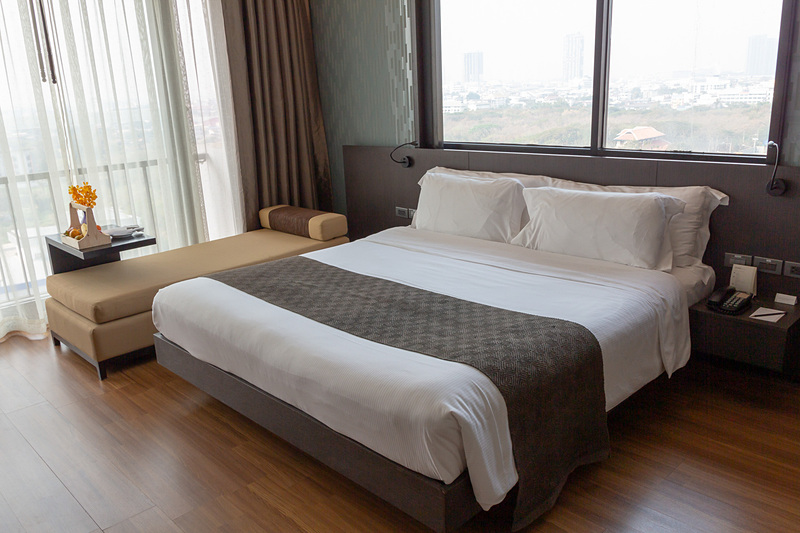 宿泊部屋は落ち着きのある作りで、スパや屋外プールも備えている