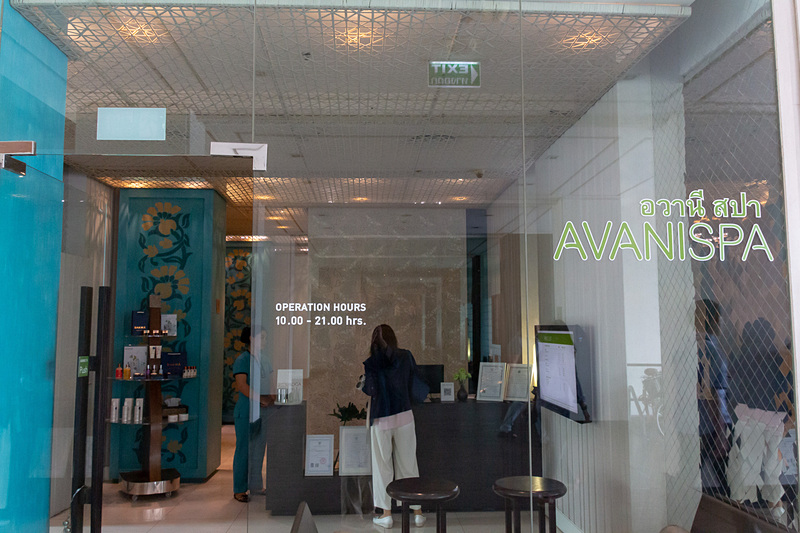 宿泊部屋は落ち着きのある作りで、スパや屋外プールも備えている