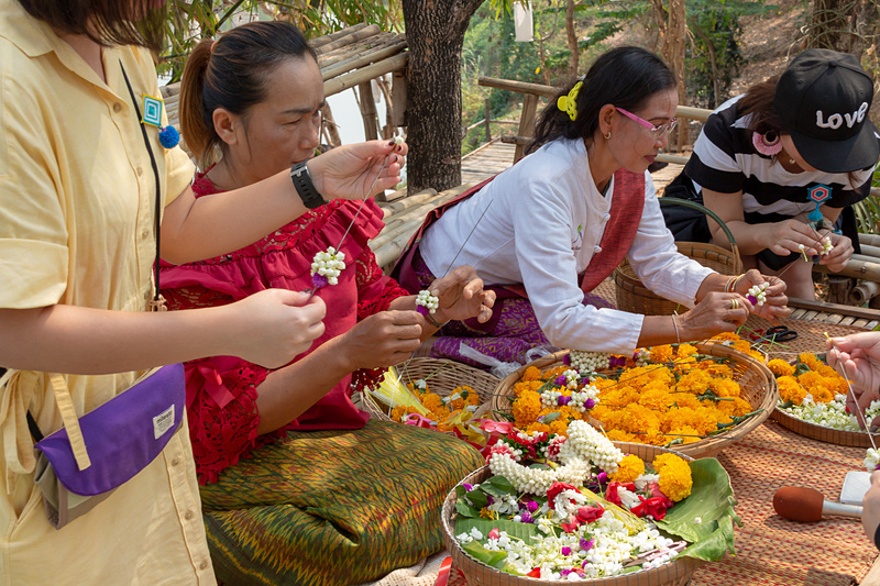 色とりどりの花を組み合わせた花輪作り