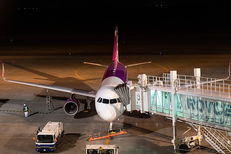 出発準備中のMM701便。この日は同社が採用しているエアバス A320-200型機では唯一のシャークレット装備機材となる24号機（登録記号：JA824P）が割り当てられた