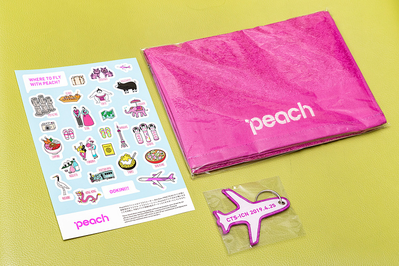 配られた記念品は泉州タオルとステッカー、航空機型のフライトタグ