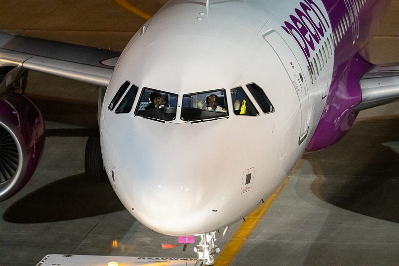 コクピットからも手を振って応える