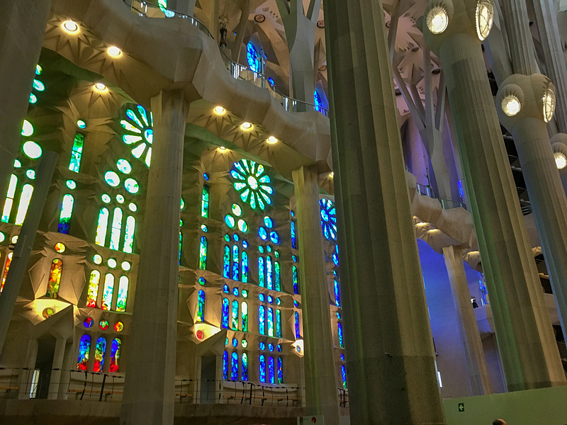 東側は反対色の青色のステンドグラス