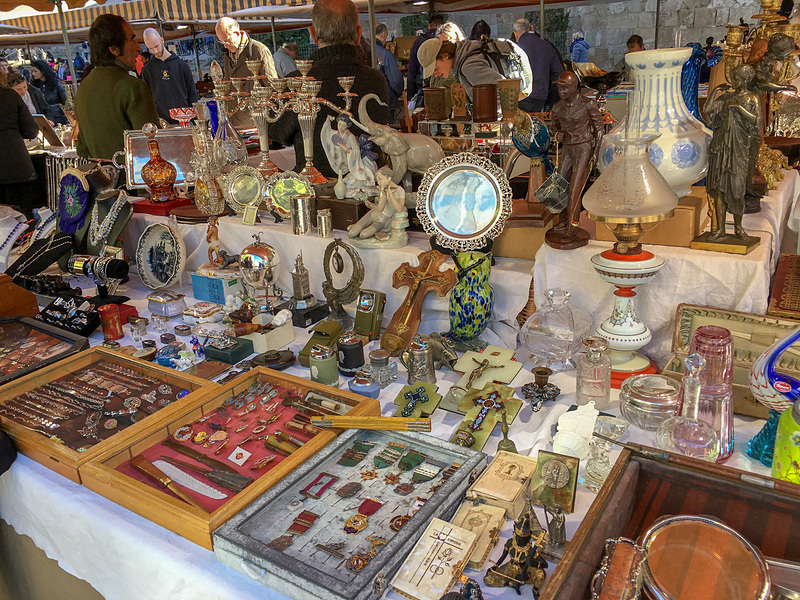 カテドラル前の木曜開催の蚤の市