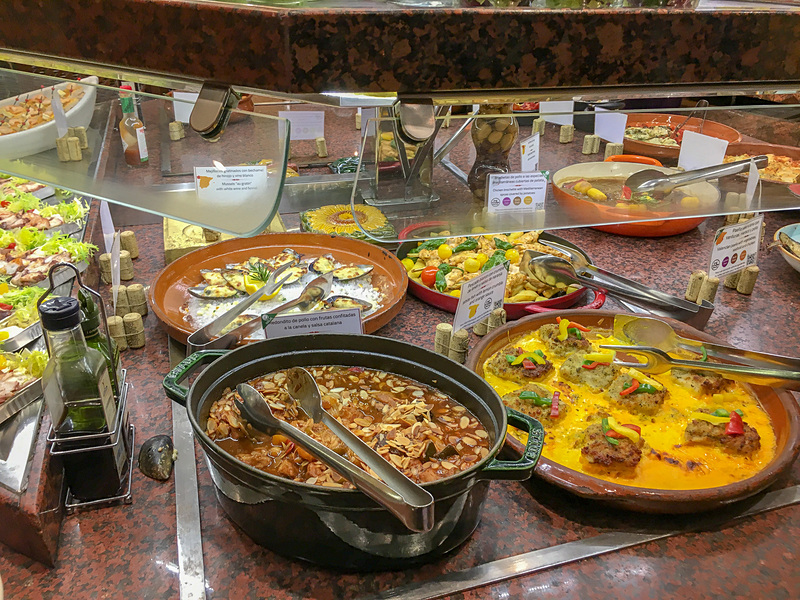 タブラオ・コルドベスのビュッフェ。どれも美味しかった！　食事付きの方が、先に席を選べます。飲み放題付きで約1万円でした。