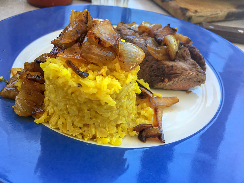 サフランライスを添えるのも一般的