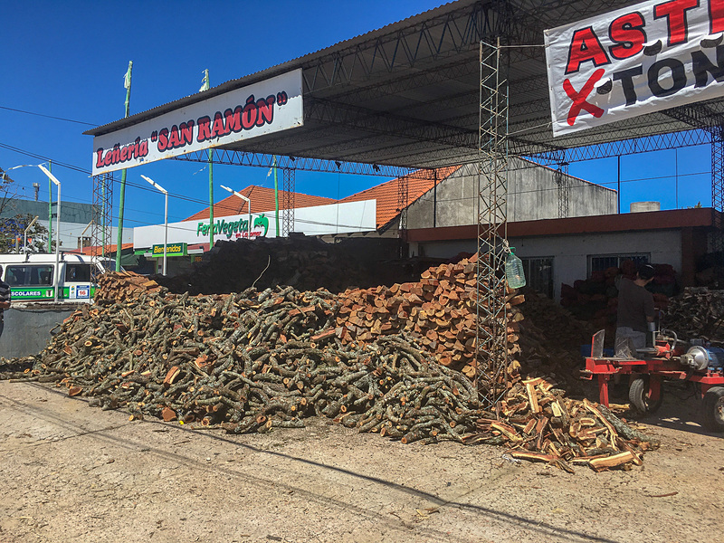 アサード用の木材屋さん。それだけ気軽にアサードがポピュラー