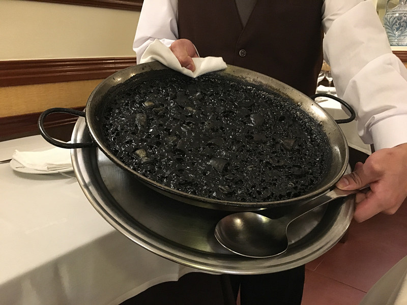 イカ墨のパエリアArroz Negro