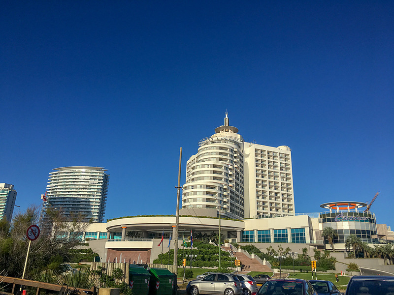 たくさんのホテルが立ち並びます