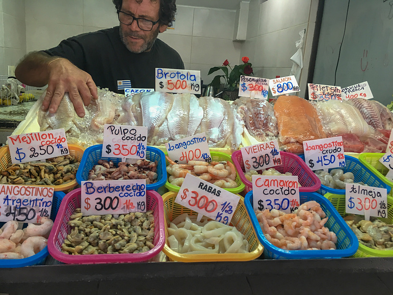 新鮮な魚介類を買うこともできます