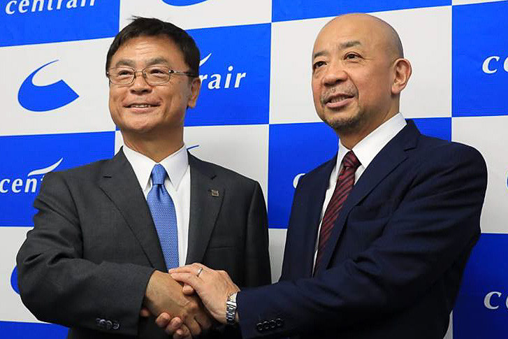 中部国際空港の代表取締役社長に犬塚力氏（右）が就任する