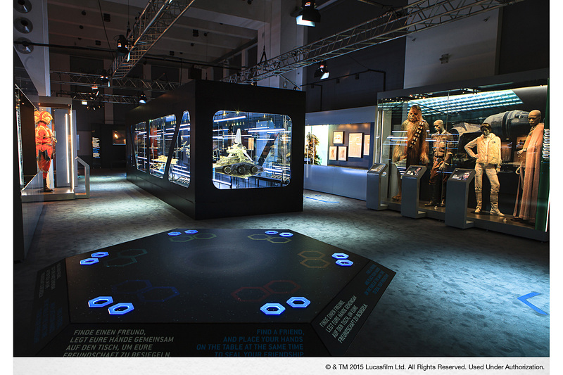 来場者はインタラクティブな体験を通じ、作品のキャラクターへと変貌していく