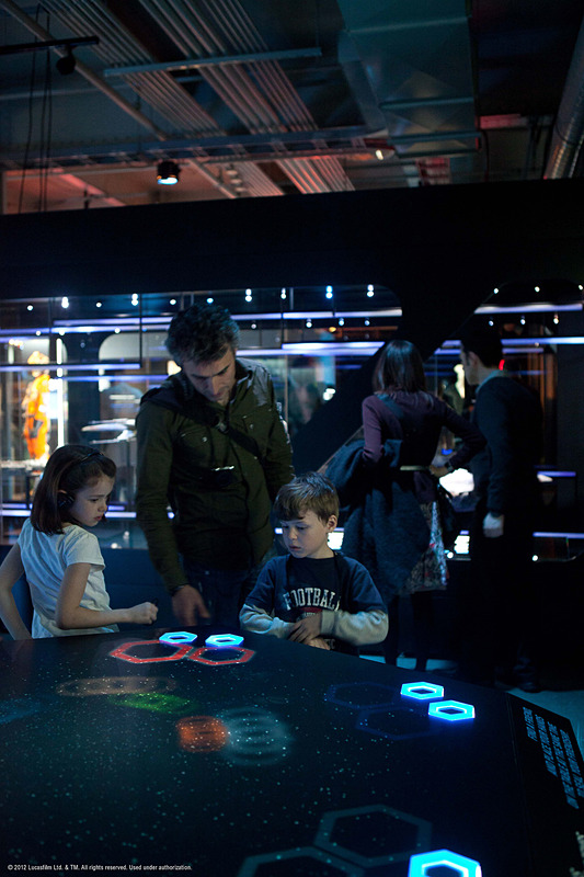 来場者はインタラクティブな体験を通じ、作品のキャラクターへと変貌していく