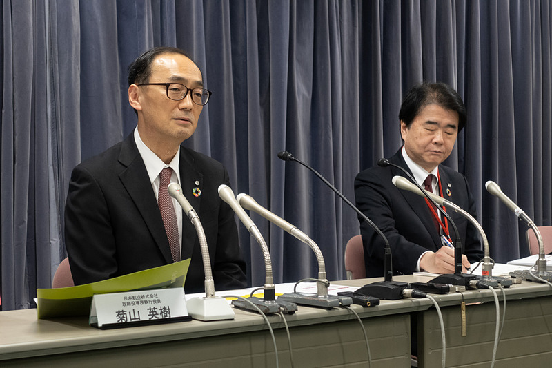 決算会見に臨む日本航空株式会社 取締役専務執行役員 財務・経理本部長 菊山英樹氏（左）と常務執行役員 総務本部長 植木英嗣氏（右）