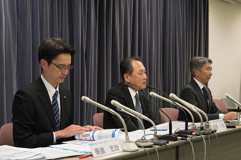 2018年度（2019年3月期）の決算会見。手前よりANAホールディングス株式会社 財務企画・IR部 会計チーム リーダー 築舘宏治氏、同社 執行役員 グループ経理・財務室長 兼 財務企画・IR部長 福澤一郎氏、同社 広報・コーポレートブランド推進部長 髙柳直明氏