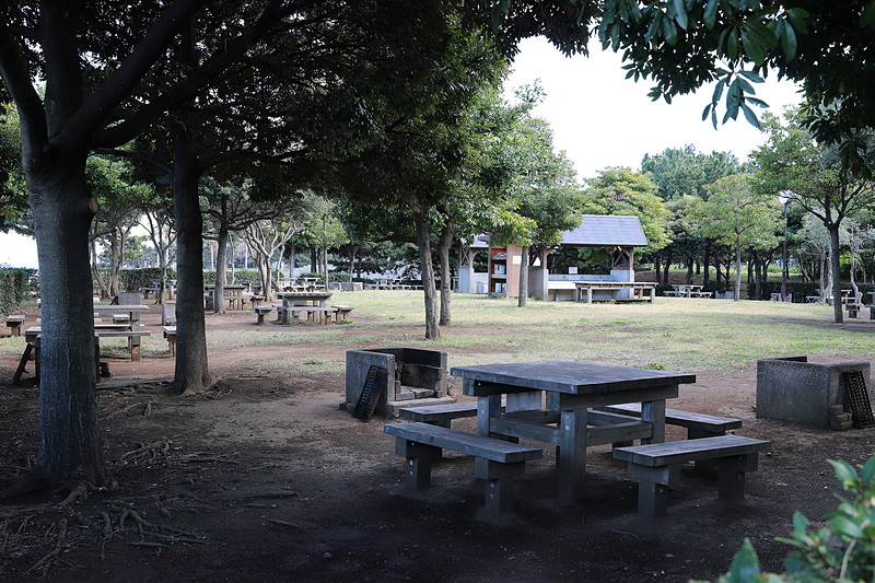 日帰りのみの利用となる第二キャンプ場の様子。こちらにもテーブルや長椅子、野外炉がある