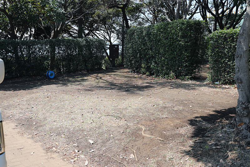 オートキャンプ場の1区画あたりの広さは、駐車スペース込みで約10m×10m。決して広くはないため、大型のテントやタープの設置は厳しい