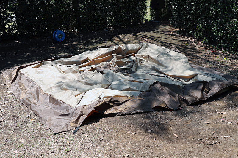 今回利用したのは、アウトドアブランド「ogawa」の「グロッケ8」というテント。地面に広げたテントをペグで固定し、ロープを張っていく