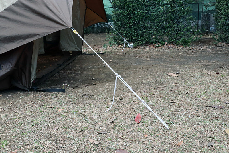 今回利用したのは、アウトドアブランド「ogawa」の「グロッケ8」というテント。地面に広げたテントをペグで固定し、ロープを張っていく