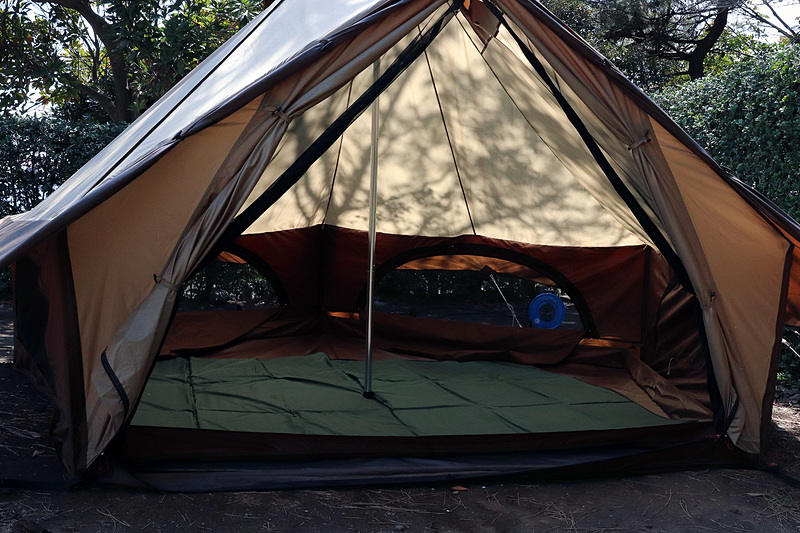 グロッケ8の内部。3～4人用のテントで、2人ならかなり余裕を持って使うことができる。テントの側面と天井部分には、ベンチレーターと呼ばれる換気用の窓がある