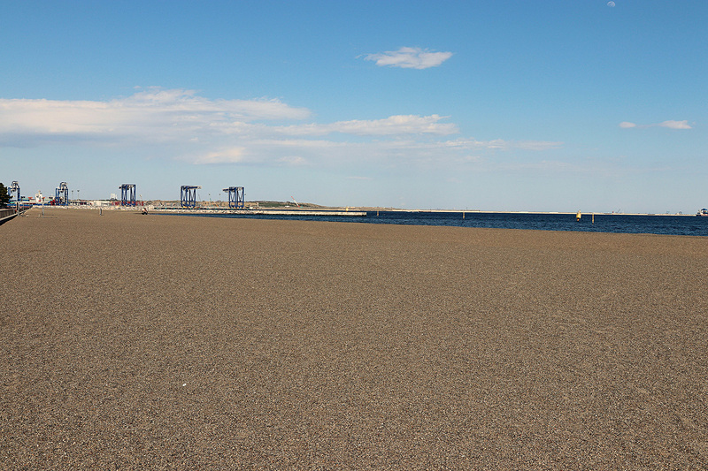 潮干狩りも楽しめるつばさ浜。とにかく広い！