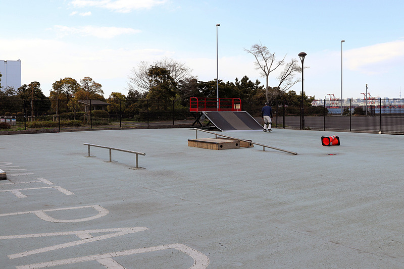 こちらはスケボー広場。クォーターランプやミニランプ、スパインやバンクなど多くの設備がある