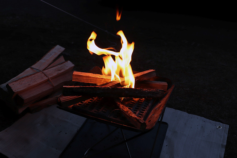 たき火はキャンプの醍醐味。ちなみに城南島海浜公園には売店があり、そこで薪や炭を購入することも可能だ