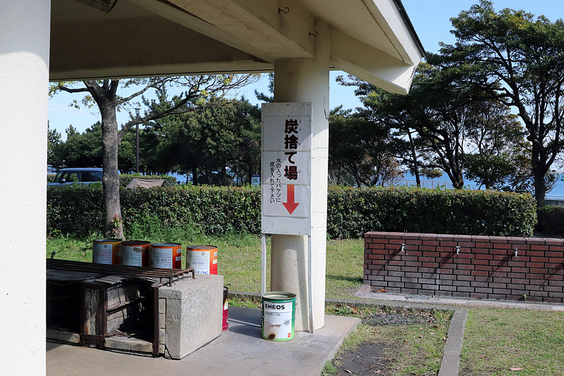 ゴミは持ち帰るルールになっているが、炭捨て場は用意されている