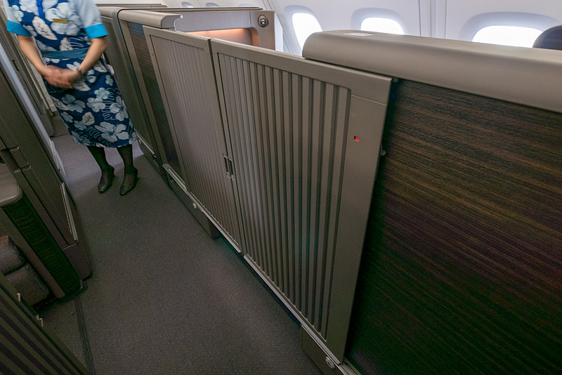 通路側には扉を装備。前方、後方からそれぞれ半分ずつ開閉する仕組み