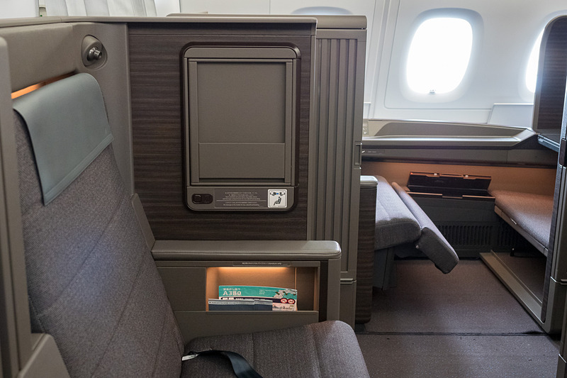 シート内側。正面の四角いボックスは、開閉式の鏡