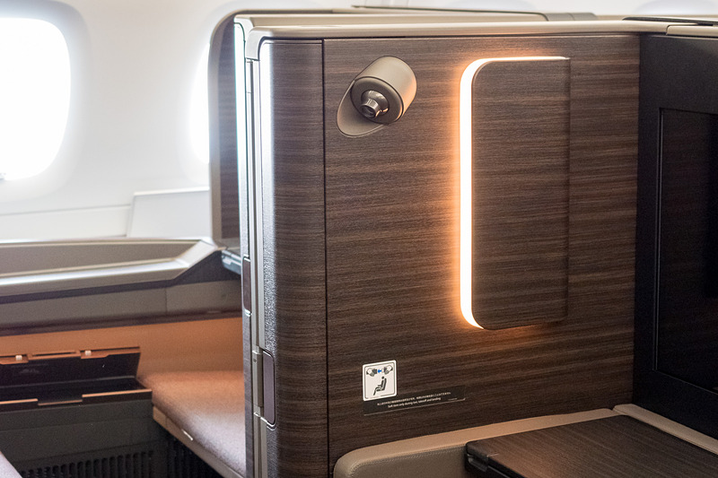 扉の近くには食事のときにテーブルを照らす「食事灯」