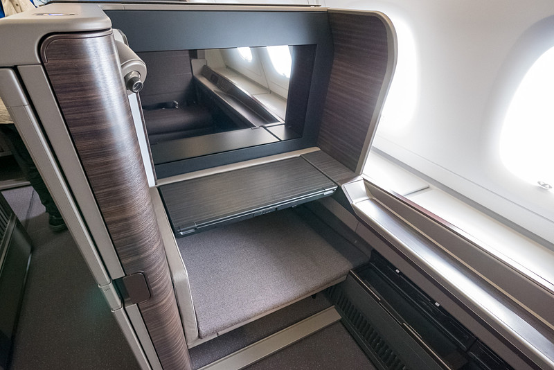 32インチのシートモニター。ちなみにシートテーブルを収納した状態となる