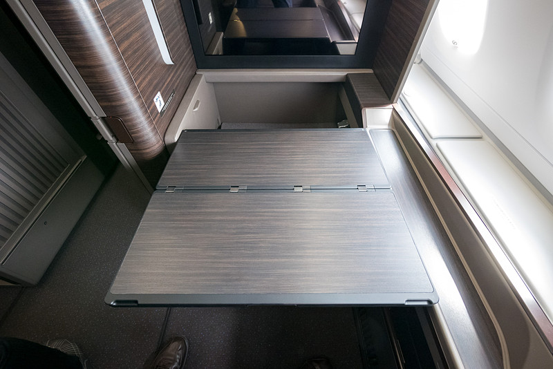 広げて、手前に引き出した状態のシートテーブル