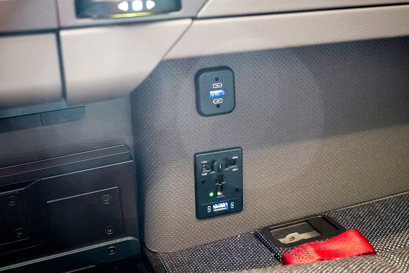 電源はユニバーサルACコンセントと、2つのUSB充電ポート