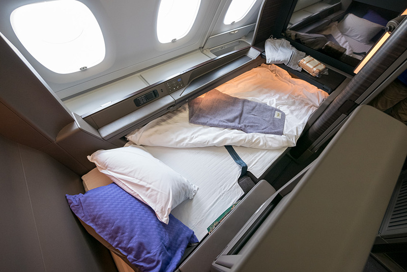 ベッド状態。窓側にある収納ボックスの様子も分かる