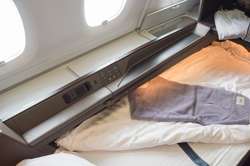 フルフラット状態ではアームレスト下段部分や収納ボックスのカバーなどもフラットになる