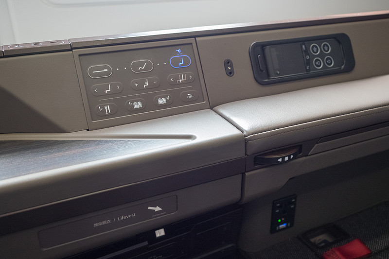 シートコントローラ。アームレストの側面部に寝そべった状態でも操作しやすいように前後に動くコントローラを備えている