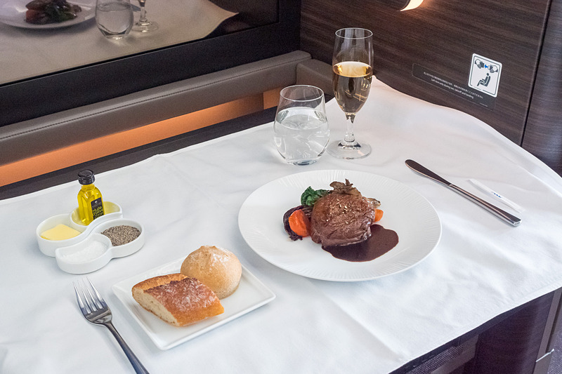 ホノルル発便の洋食には、フォーシーズンズ・ホテルズ＆リゾーツ（Four Seasons Resort Oahu at Ko Olina）内のイタリアンレストラン「Noe」とのコラボメニューを提供