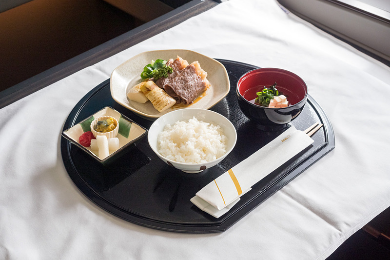 「焼き筍 広島県産神石牛サーロインすき焼き べっ甲餡」を主菜とする5月提供の日本発和食メニュー