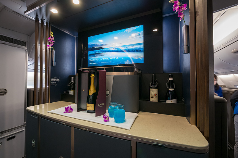 最前方にあるファーストクラスのバーカウンター