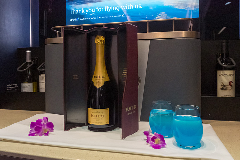 最前方にあるファーストクラスのバーカウンター