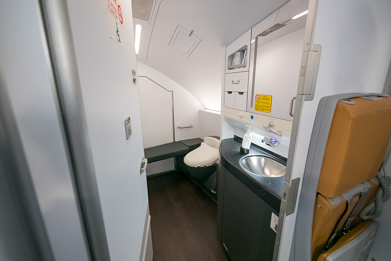 ファーストクラスのラバトリーは前方に2か所