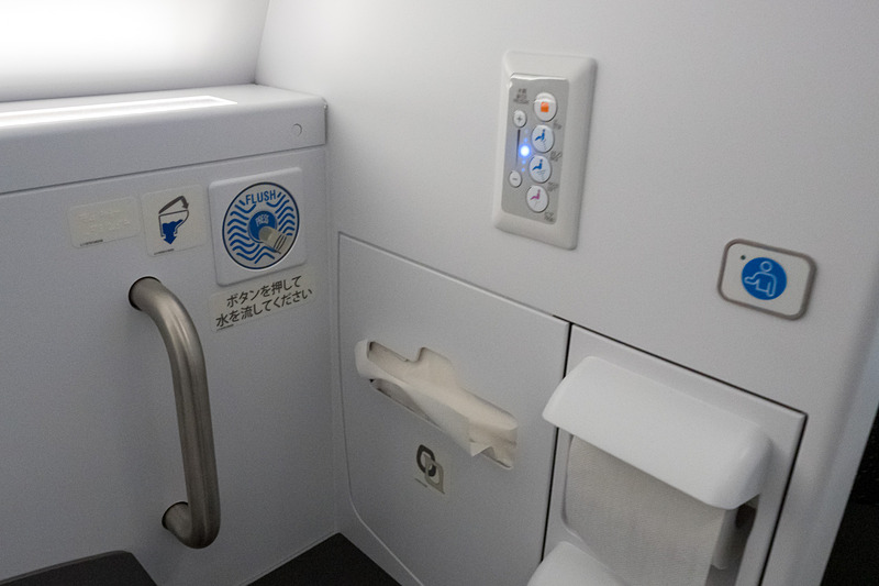 洗面台とトイレスペースがはっきり分かれ、ベンチシートや着替え台を備える広々としたラバトリー