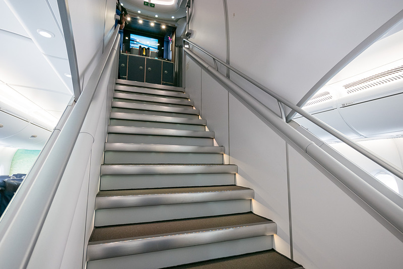 成田空港、ホノルルのダニエル・K・イノウエ国際空港ともに基本的には2階席直結のPBB（搭乗橋）を備えるスポットを使用する。その場合は2階のドアから出入りする。ただ、オープンスポットなどに駐機した場合は、1階席最前方から出入りすることになる。ファーストクラスへ向かう階段はその入り口すぐの場所にある