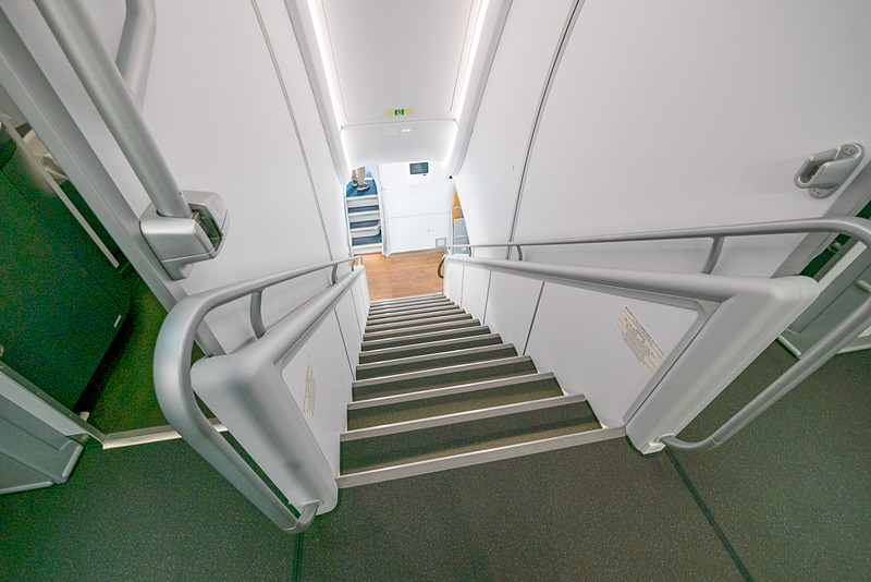 成田空港、ホノルルのダニエル・K・イノウエ国際空港ともに基本的には2階席直結のPBB（搭乗橋）を備えるスポットを使用する。その場合は2階のドアから出入りする。ただ、オープンスポットなどに駐機した場合は、1階席最前方から出入りすることになる。ファーストクラスへ向かう階段はその入り口すぐの場所にある